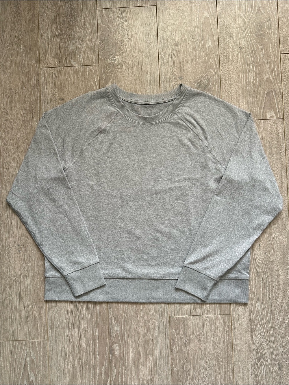 Vuori Top Women’s Long Sleeve Crewneck Pullover VW241 Athletic Gray Sz M